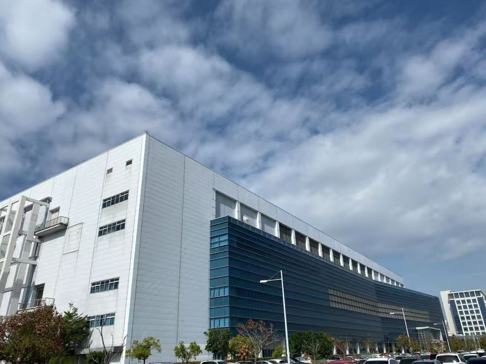 Prikazovalna znamka gre skozi težko preobrazbo med spremembami v industriji